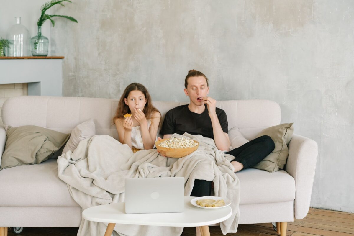 Vacances de la Toussaint : idées pour un coin canapé prêt pour les soirées en famille